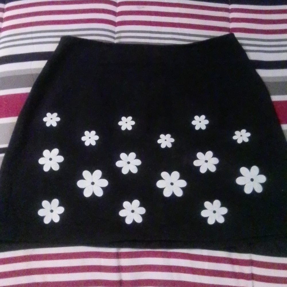 Women's size 7 daisies mini skirt